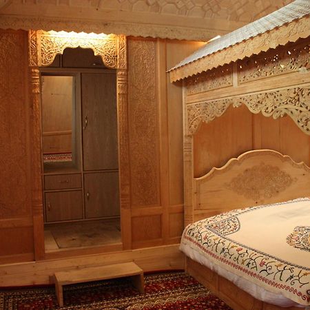 Khilona Luxury Heritage Houseboats Srīnagar Exterior foto