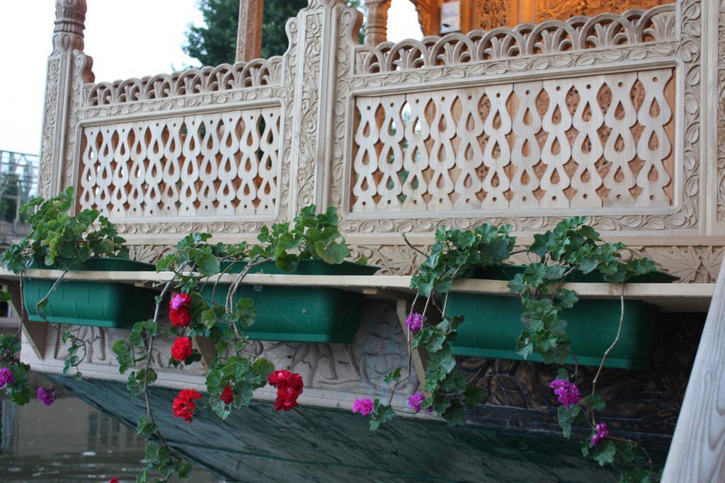 Khilona Luxury Heritage Houseboats Srīnagar Exterior foto