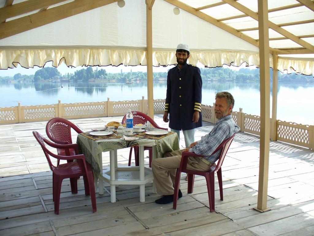 Khilona Luxury Heritage Houseboats Srīnagar Exterior foto